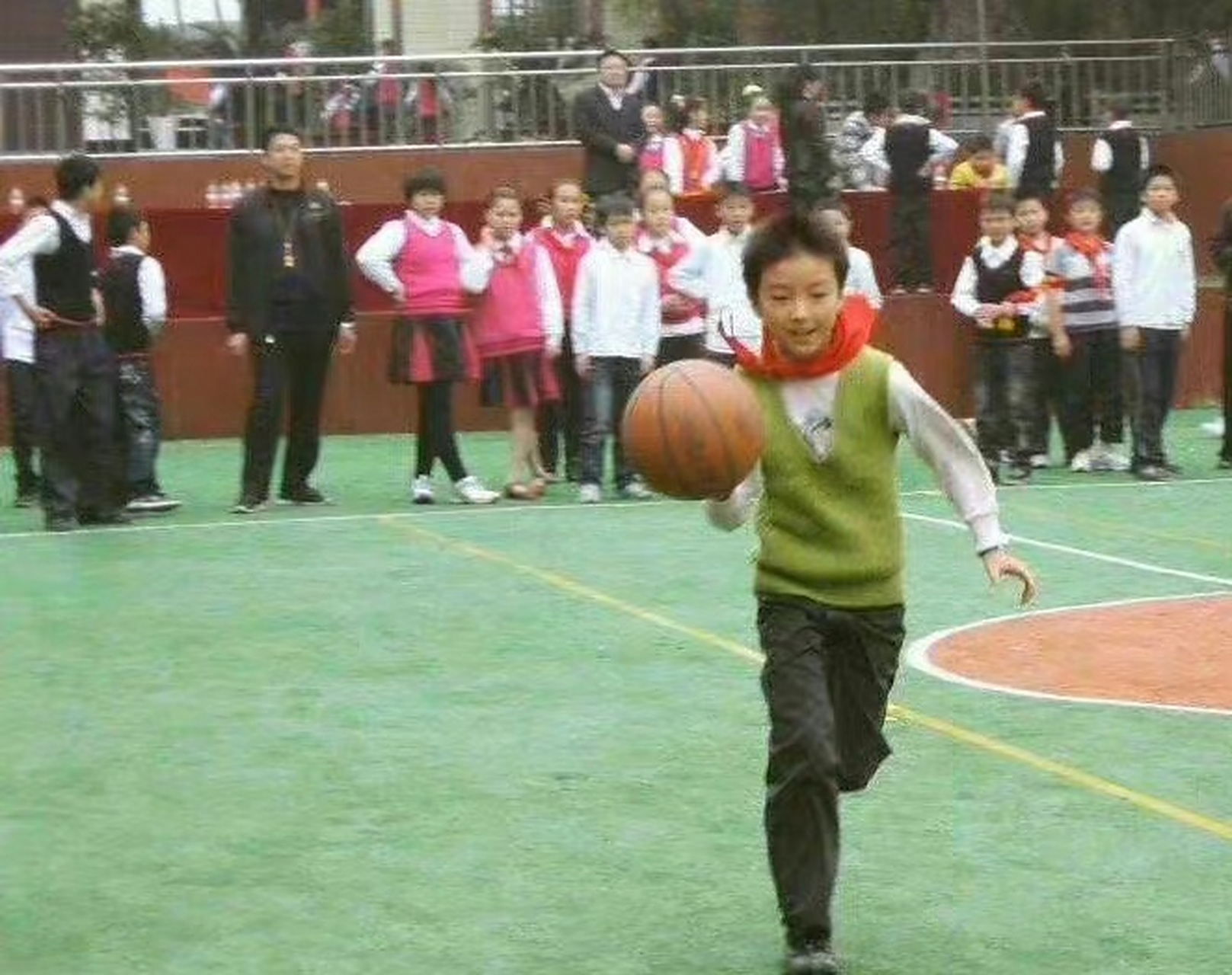 王俊凯小学运动会打篮球的旧照,满满的少年感 676767 #王俊凯