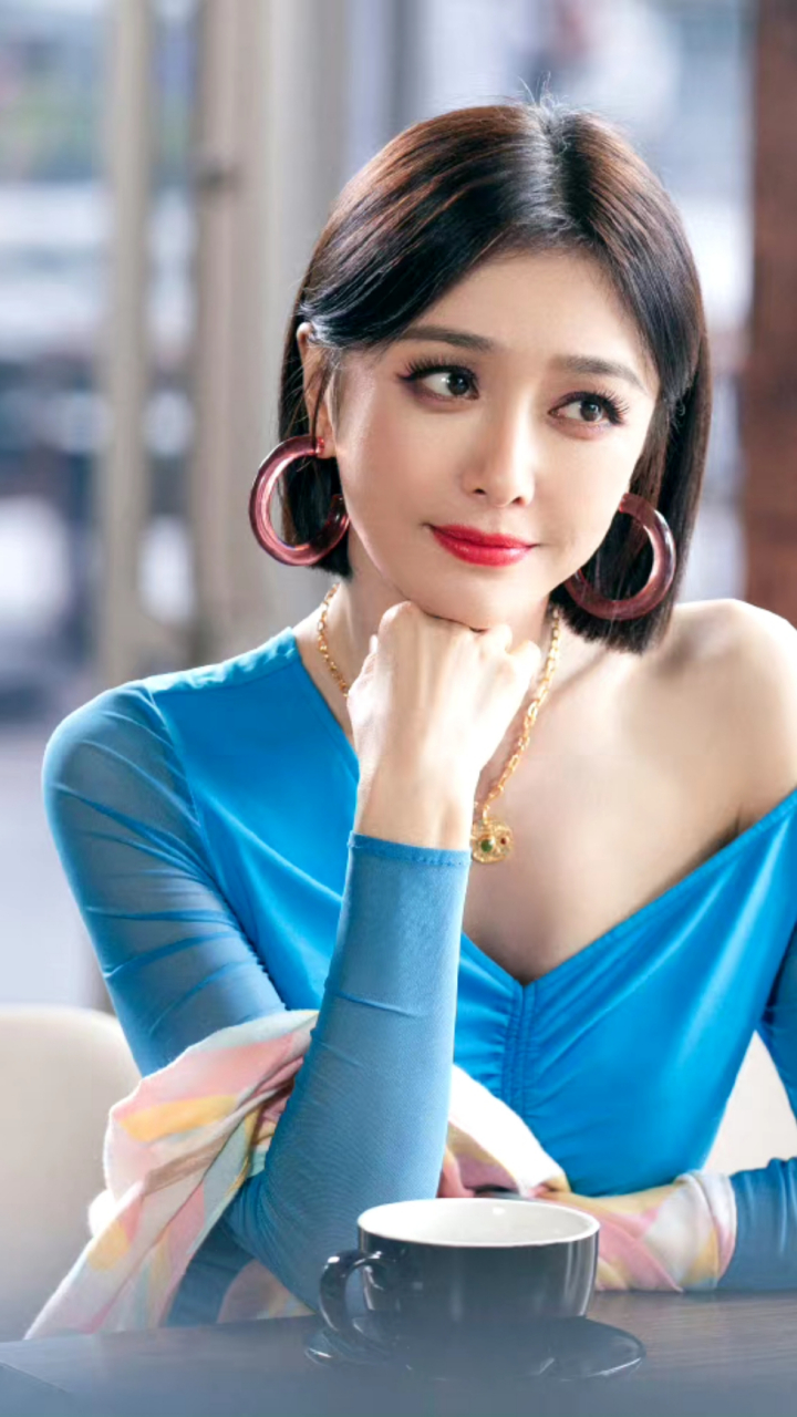 秦岚无效多巴胺# 秦岚姐姐穿恨天高迷你裙,桌下用脚触碰男主,还问换