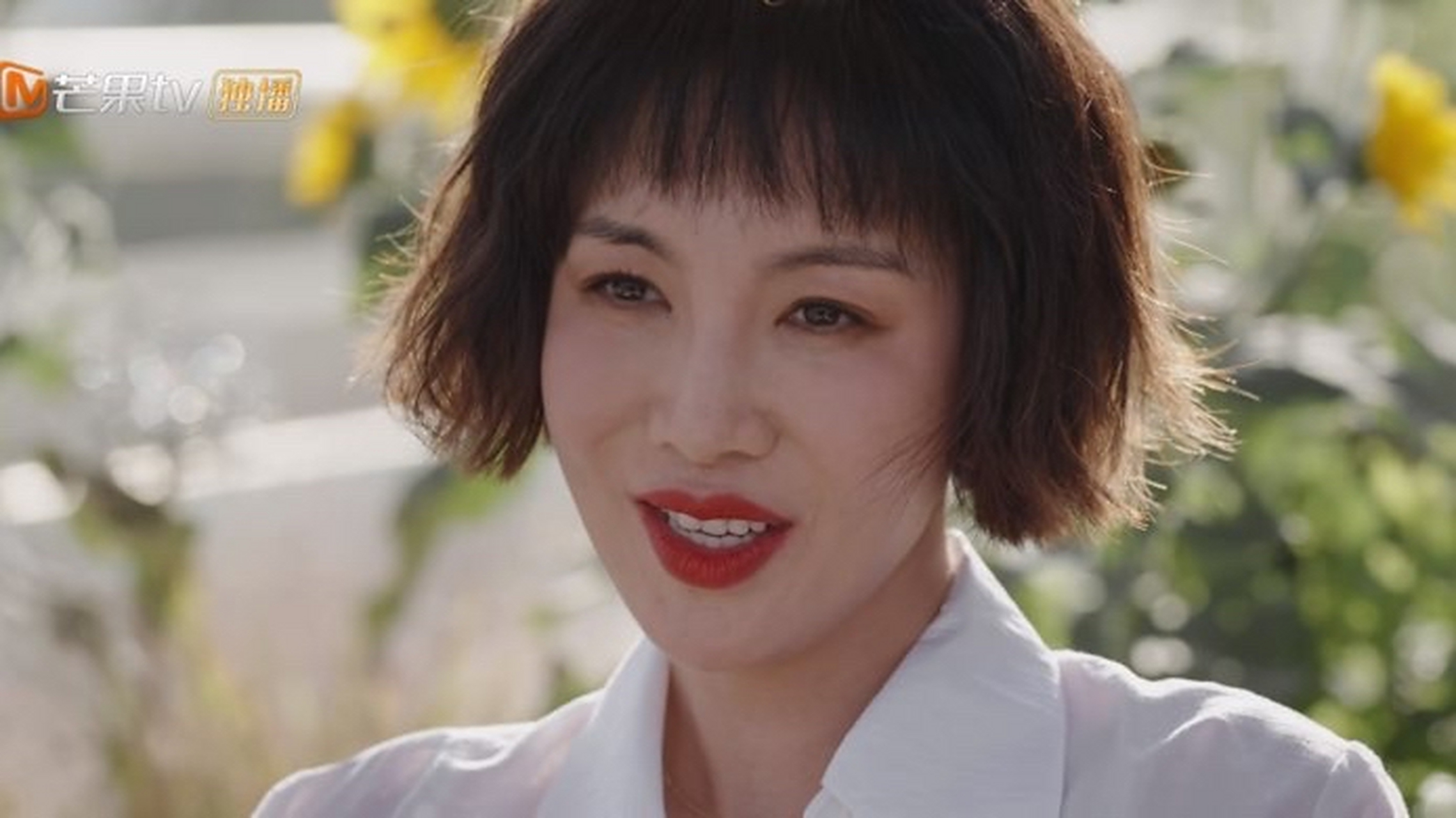 遇到了女主以后,两个人在西餐厅戴着耳