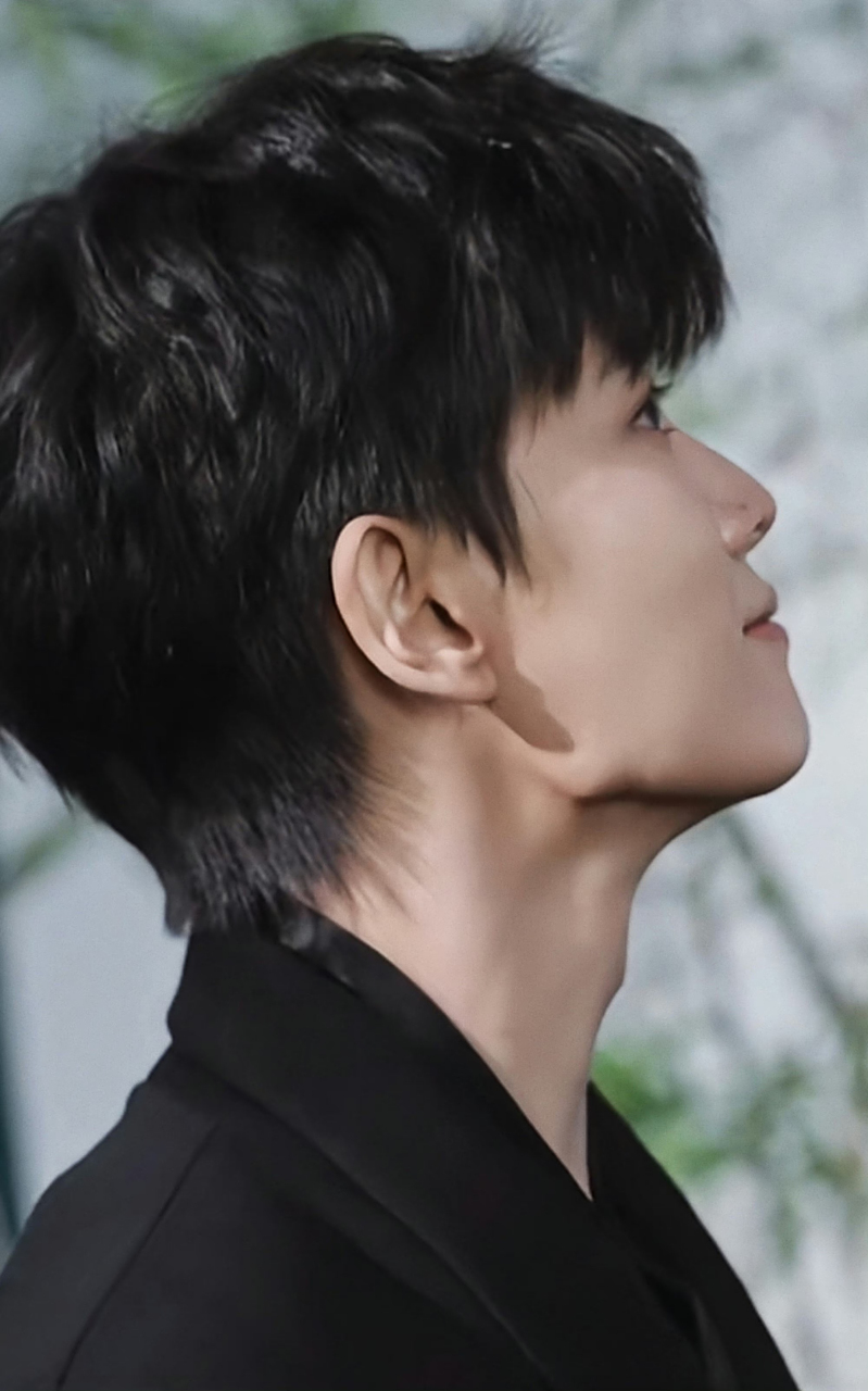 任嘉伦# 长长的睫毛,鼻尖的小痣,清晰的下颌线,嫩嫩的脖颈,软软的