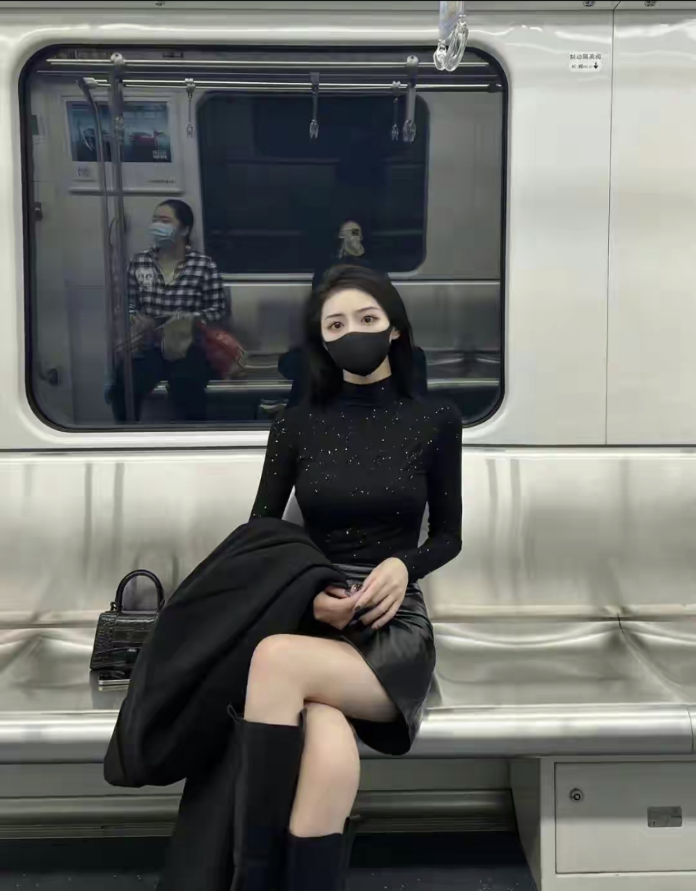 网友:地铁女神,果然黑色系气场很强大,你们觉得如何?