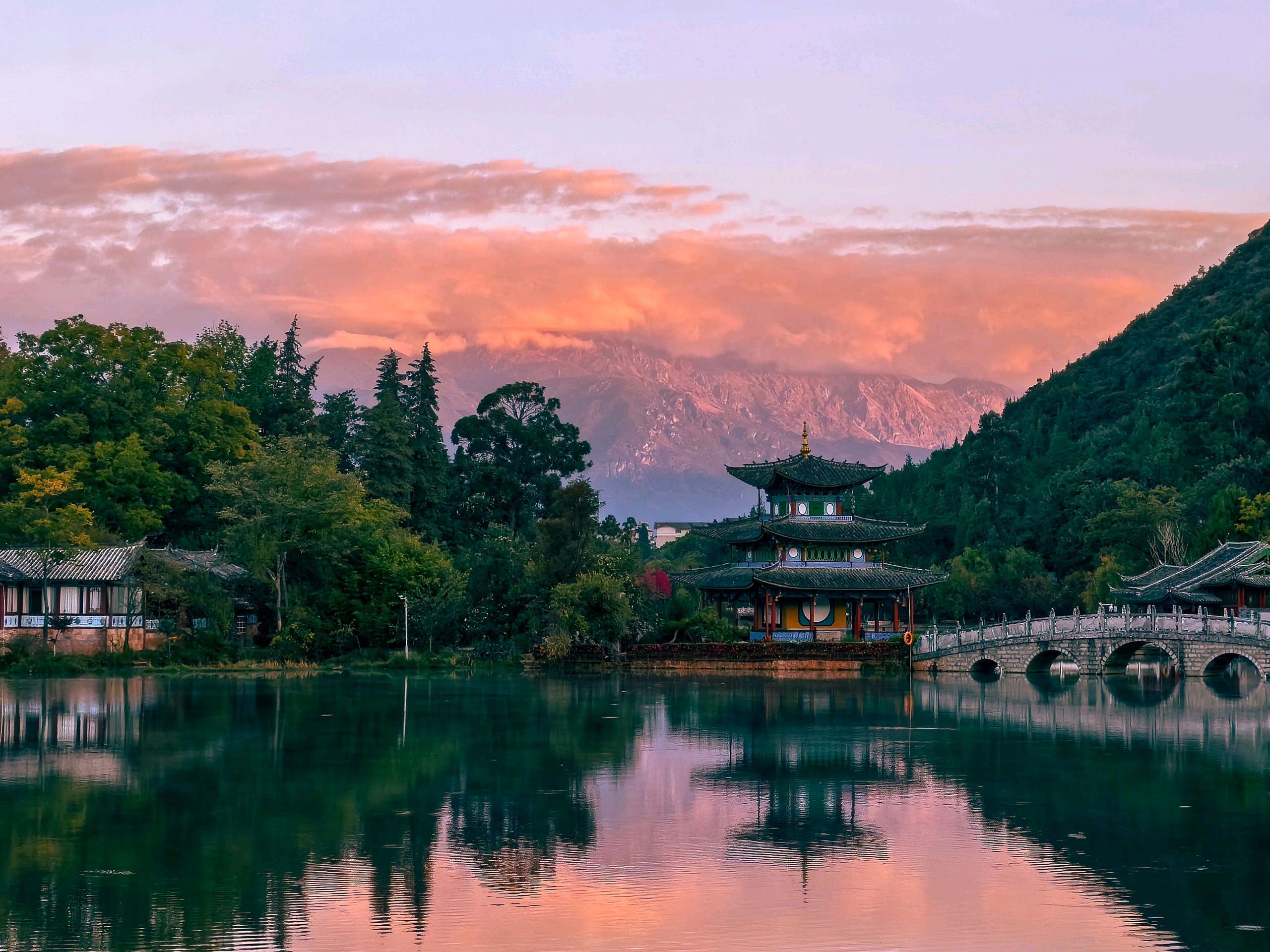 美景之旅|丽江古城一公里处的日照金山