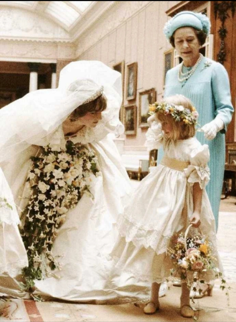 戴安娜王妃与查尔斯婚礼当天,穿着婚纱的戴安娜与花童对视,伊丽莎白