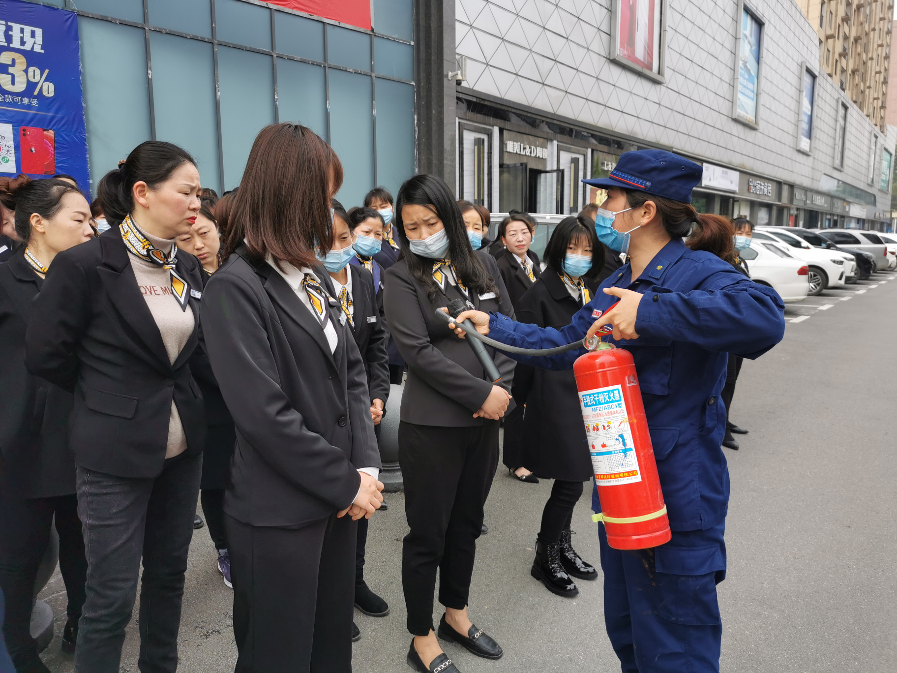 湖北赤壁:商场200名员工开展消防安全知识培训