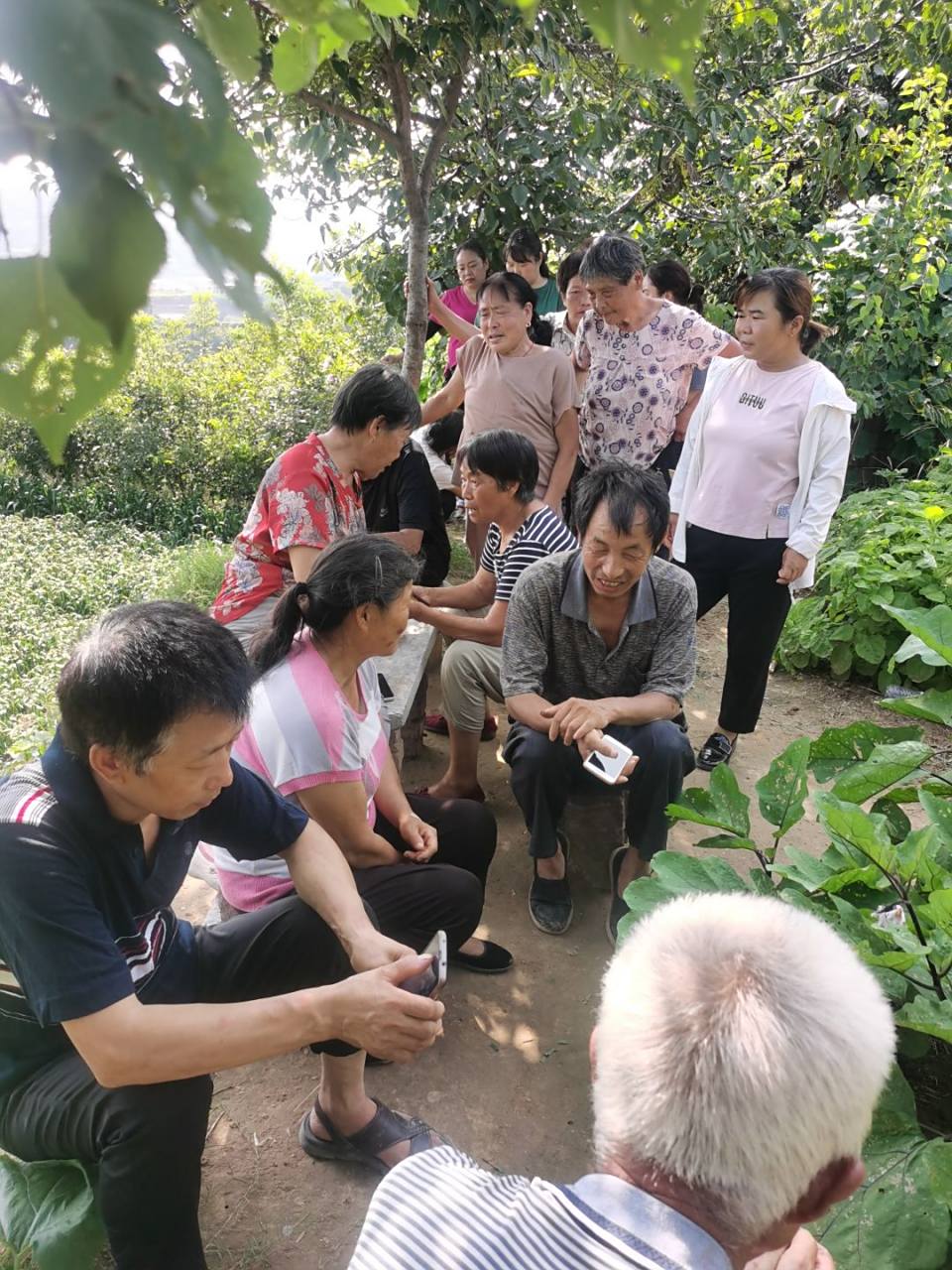 我们村里的情报站又在交头接耳了,不知道哪位帅哥美女又要身败名裂了