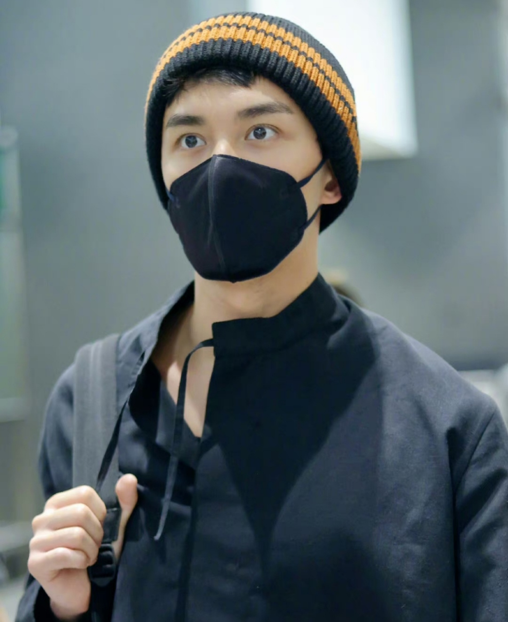 吴磊下飞机拍出了大片的既视感,松松垮垮的衣服也能凹出明星范,个子高