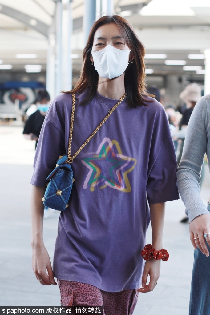 组图：刘雯低调现身首都机场 着星星图案紫色T恤休闲随性第4张图片