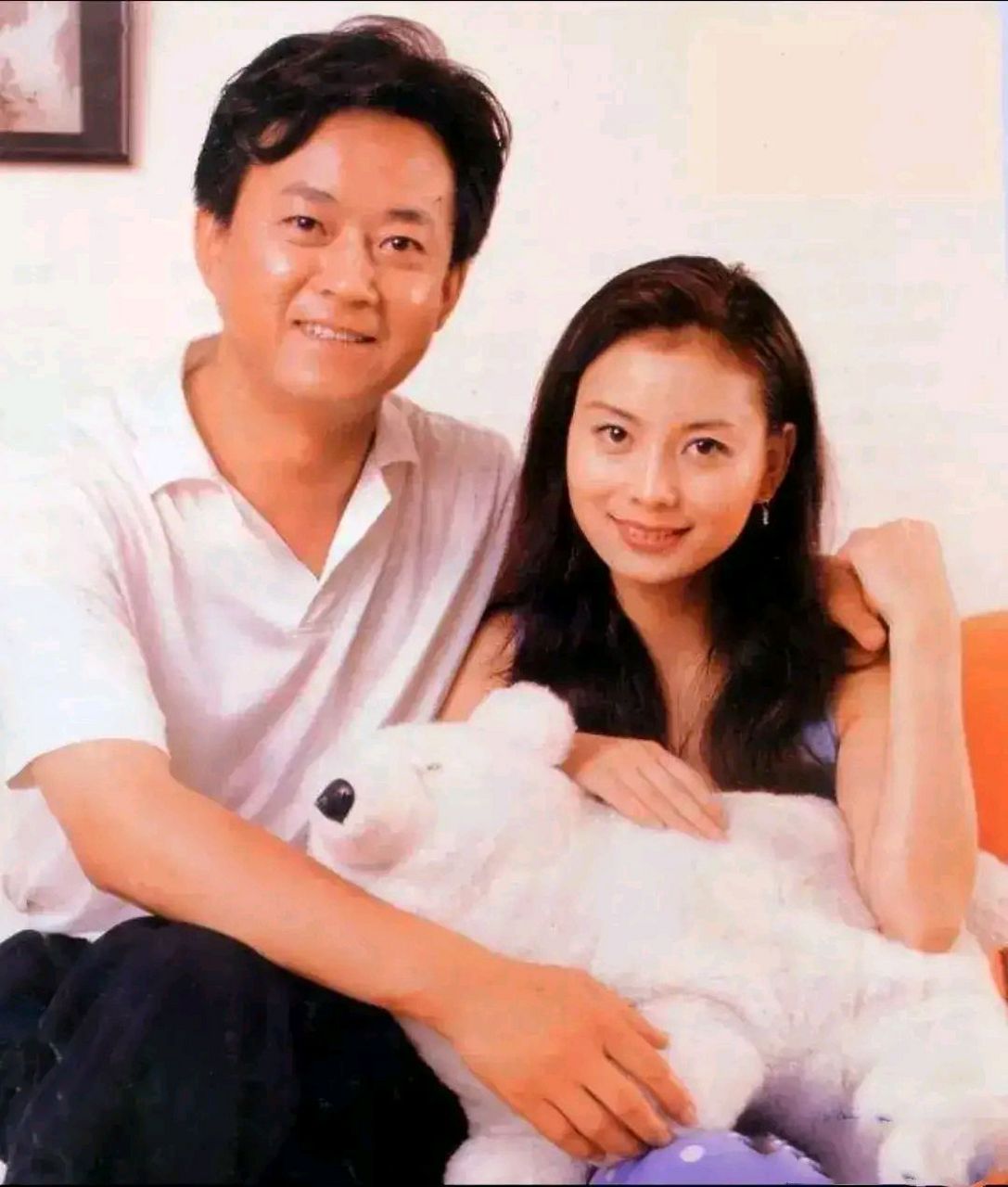 年轻时的朱军和妻子谭梅的合影.