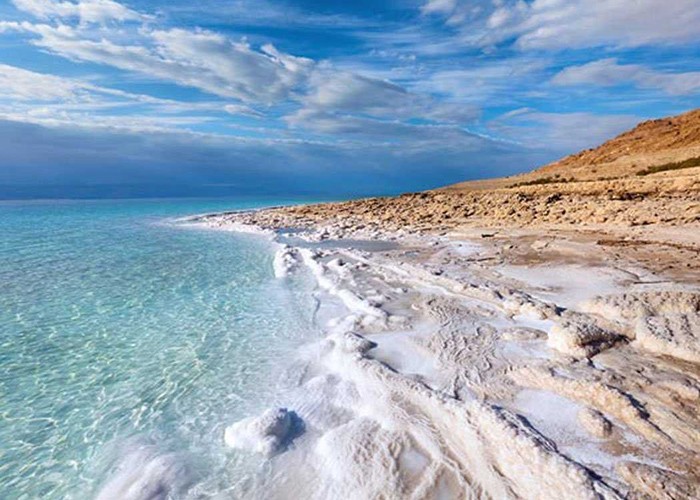 位于海平面下1300英尺,60万年前便沉淀结晶盐,死海为何这么咸?