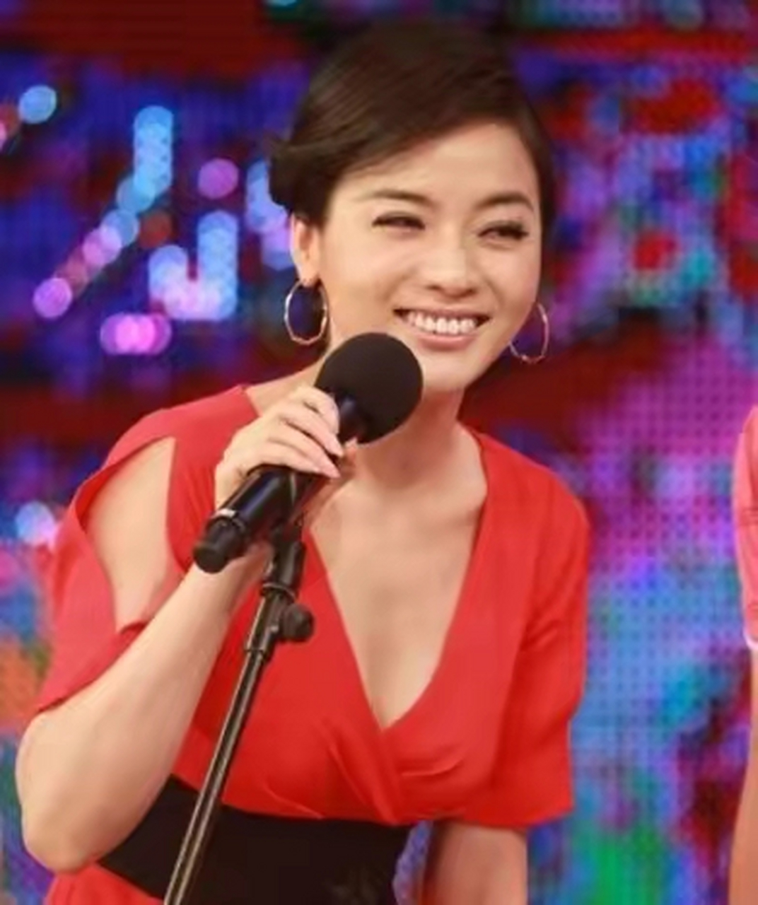 "民歌天后"陈思思:和小一岁歌唱家育一女,今46岁气质宛若天仙.