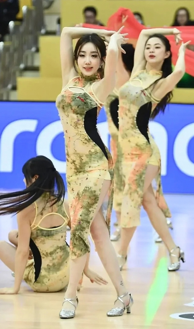 cba赛场啦啦队的风采!