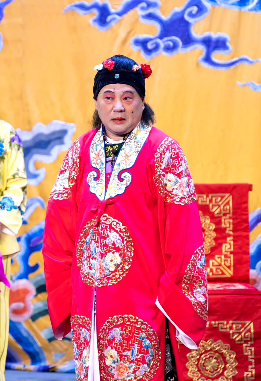 郭德纲在三庆园庆典里,男扮女装,真有点70岁老太太的感觉,特别是脸上