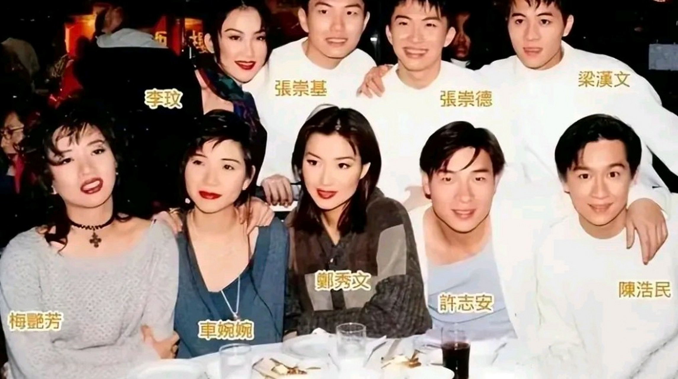 香港明星老照片,郑秀文居c位,梅艳芳坐在桌角边,李玟则站在后排
