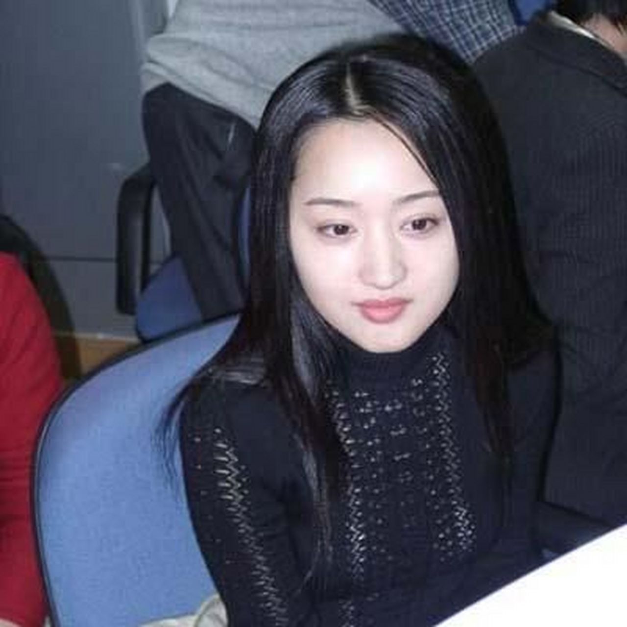 一次,向华胜花300万请杨钰莹共进烛光晚餐,情意绵绵之时,赖文峰突然