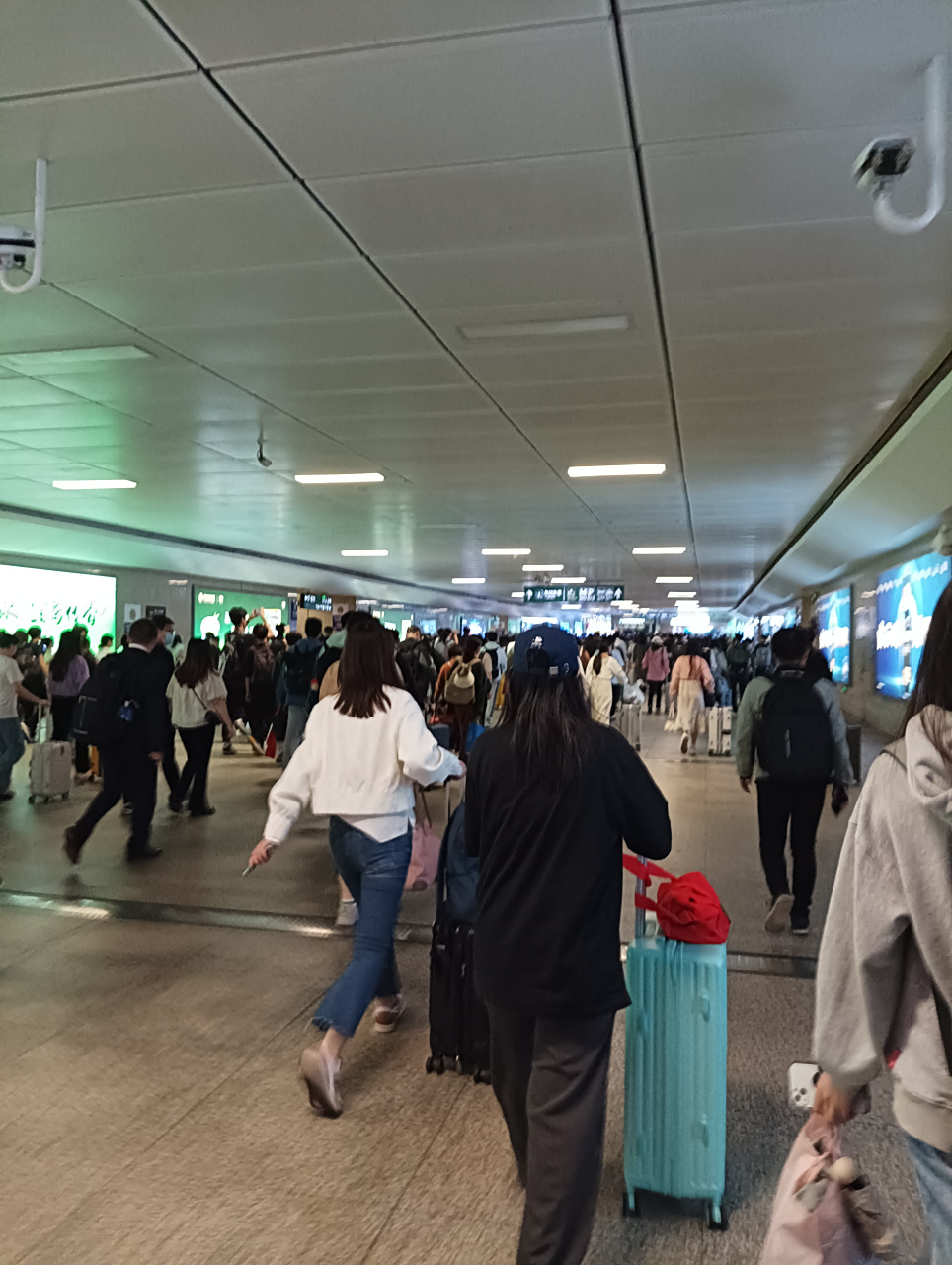 前天回武汉的出站口 汉口火车站 人真是多 都是出站的