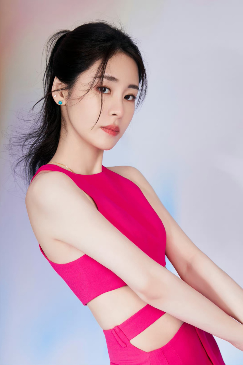 张碧晨# 粉嫩女郎,甜美灵动,性感迷人,魅力十足