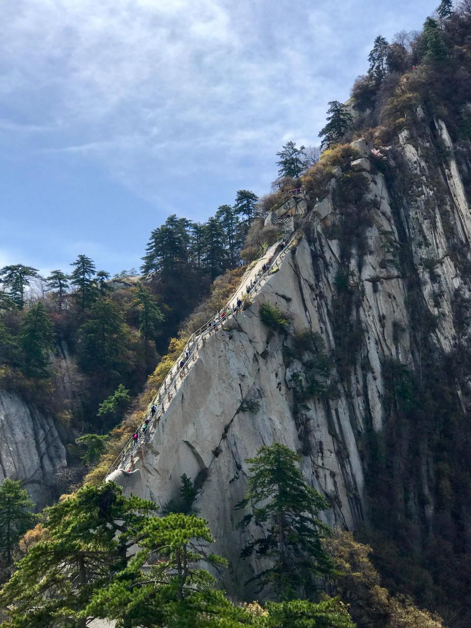 "奇险天下第一山"——华山  西岳华山位于陕西省西安市以东120千米