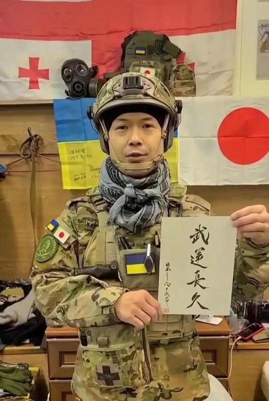 这些都是日本雇佣兵在乌克兰的自拍,还有特制的袖标,把乌克兰旗帜和小