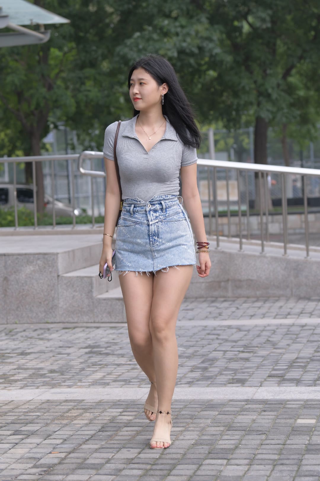 街拍美女,漂亮的牛仔短裙小姐姐,牛仔搭配短t意外好看!