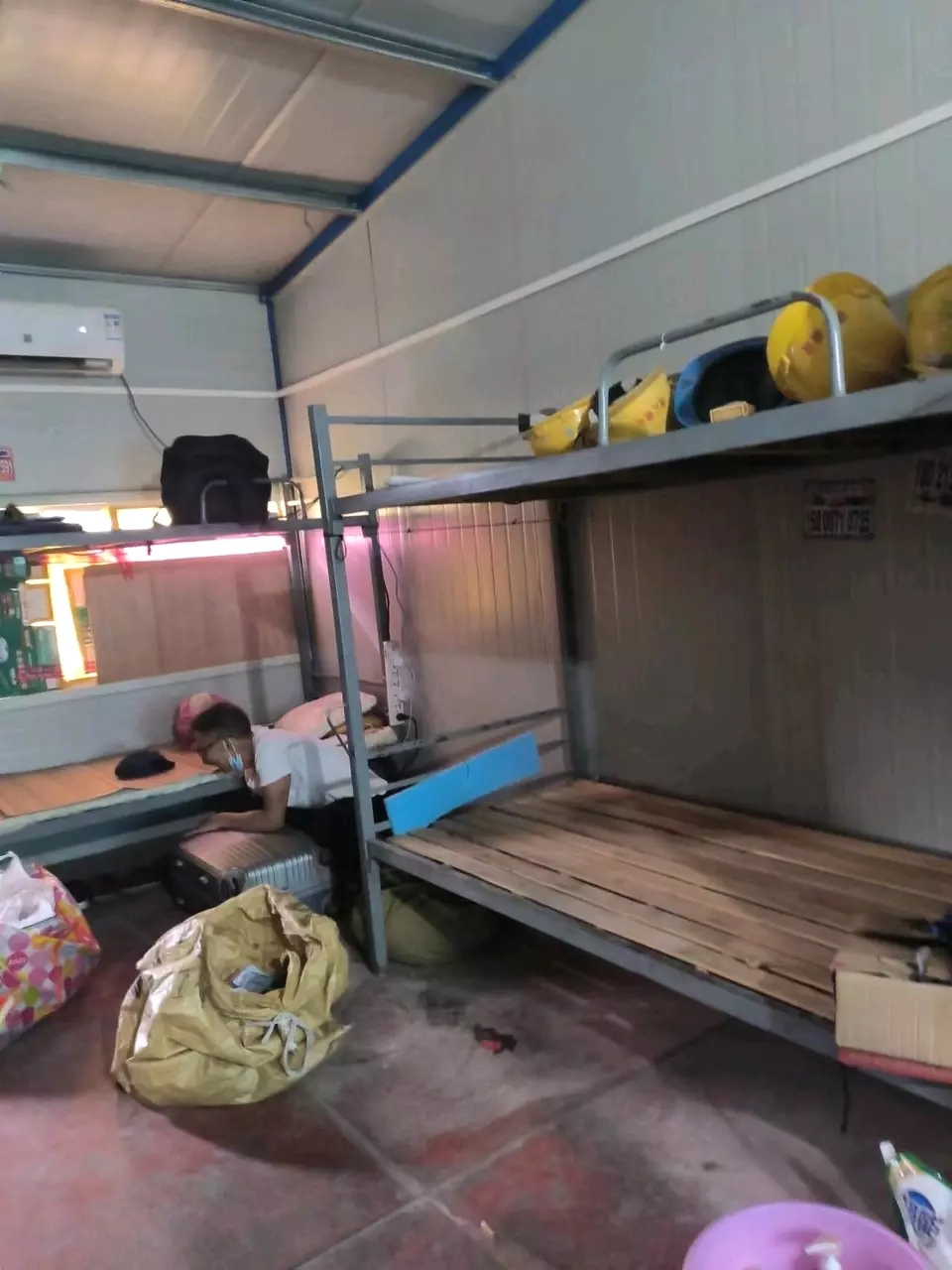 这样工地宿舍还不错,超出了想象,还有空调,看了心里暖心.