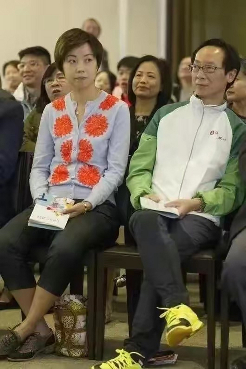 41岁张怡宁和大20岁老公同框合照,她穿红衬衫低调朴素,像两代人