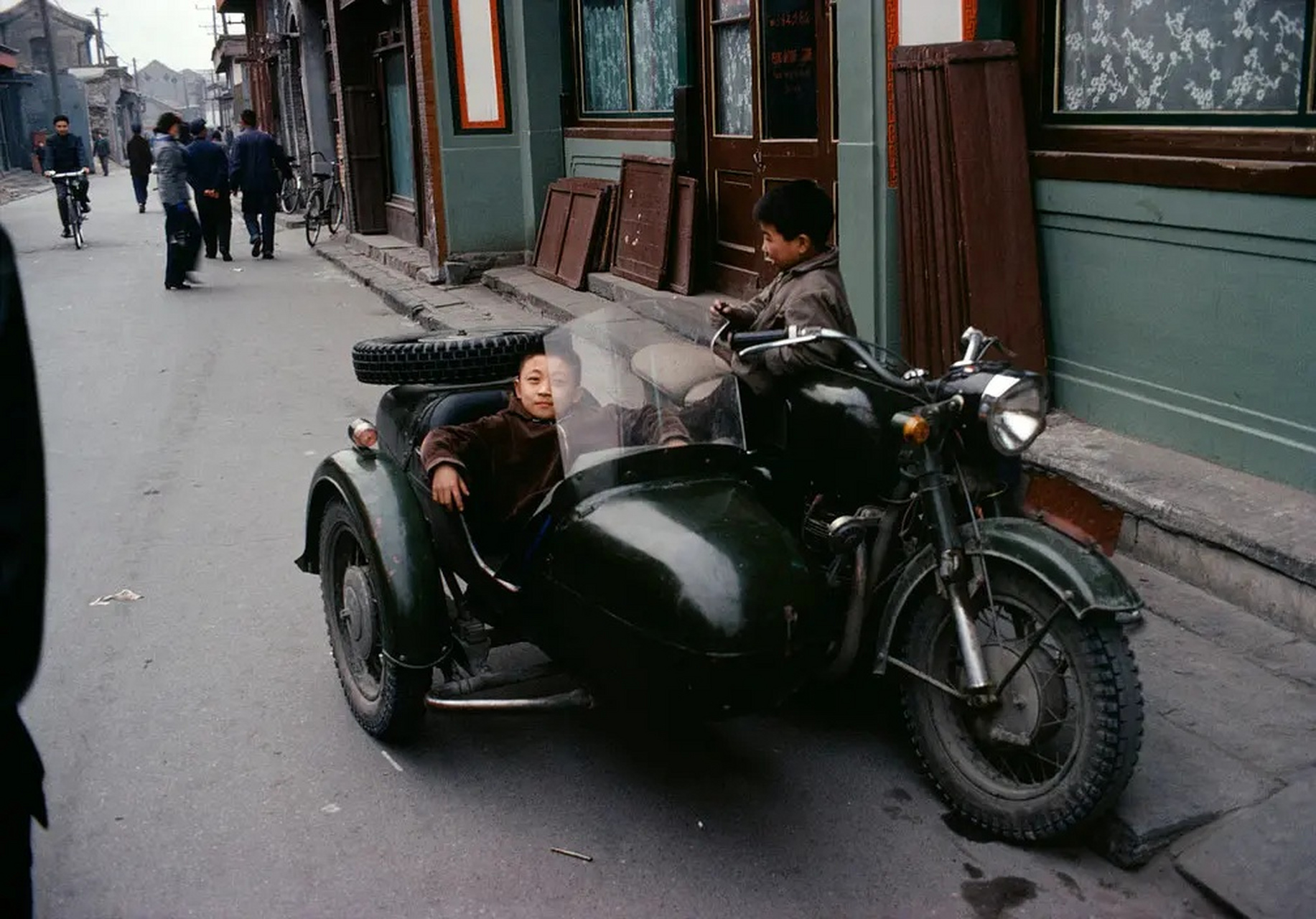 法国摄影师布鲁诺·巴贝(bruno barbey)1980年拍摄的上海日常,为我们