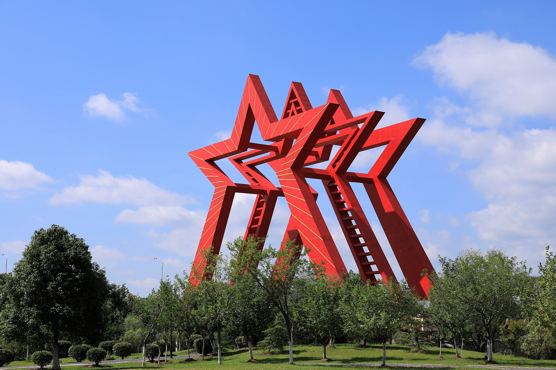 共和国摇篮景区位于江西省瑞金市沙洲坝镇金都大道,占地面积4550幽抖