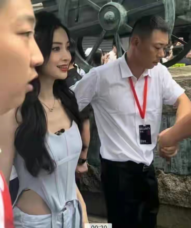 angelababy线下活动穿搭惹争议,肚兜装看起来有点尴尬,赘肉明显