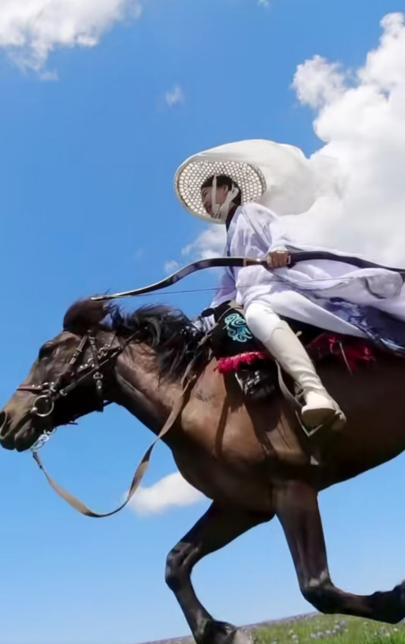 汉服# 穿上汉服,骑马飞奔,太飒了!