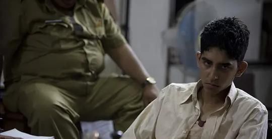 《贫民富翁》贾马尔的故事,从拍摄背景到电影主题,传达了什么?