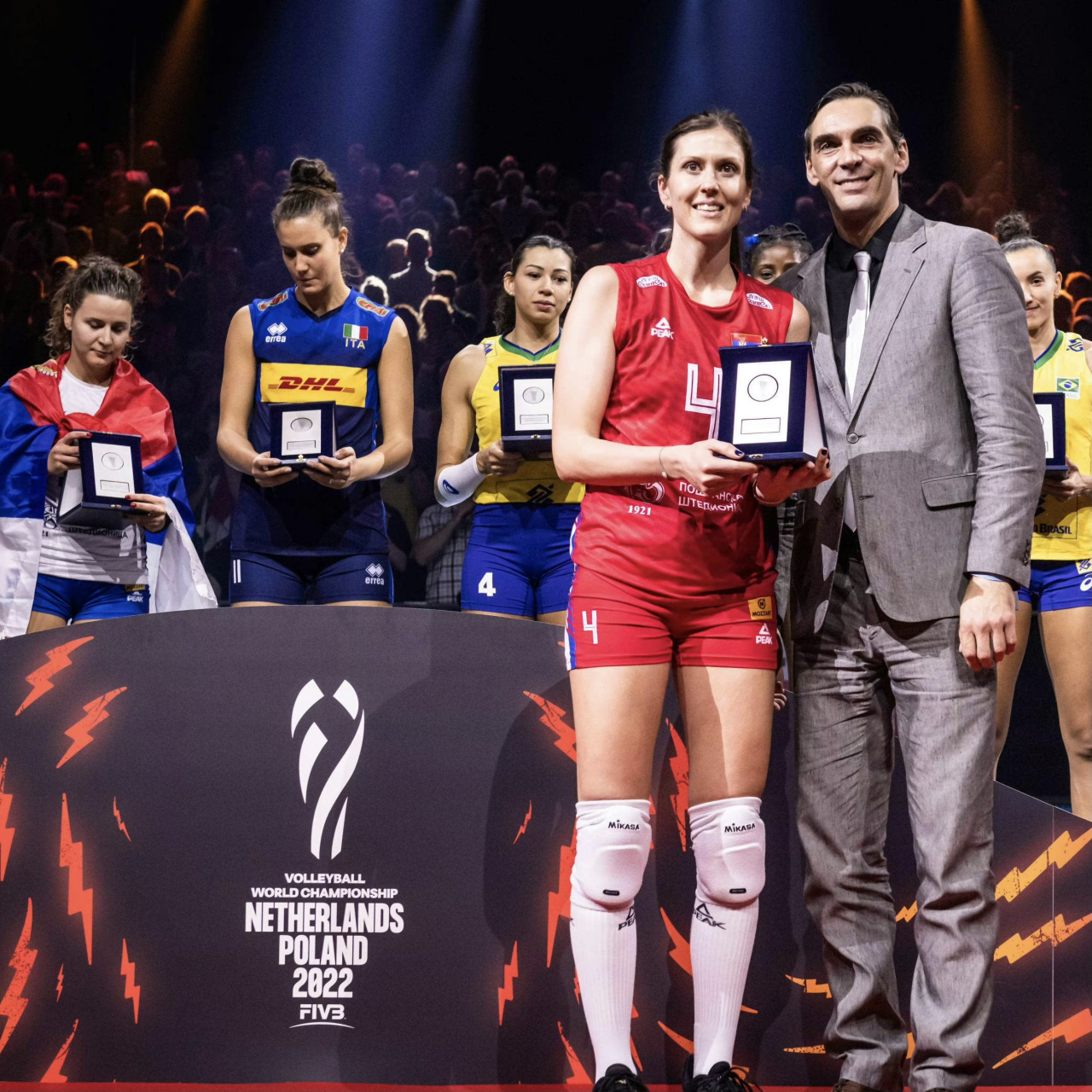 去年的女排世锦赛,德查作为塞尔维亚女排主力二传,帮助球队成功吾冕