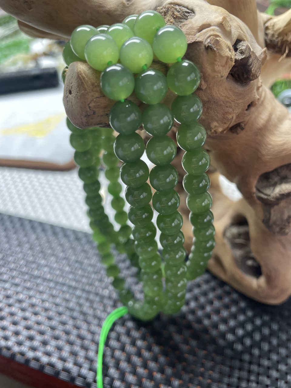 精品和田玉碧玉冰底猫眼圆珠108项链,肉质细腻油润,颗颗转色起荧光