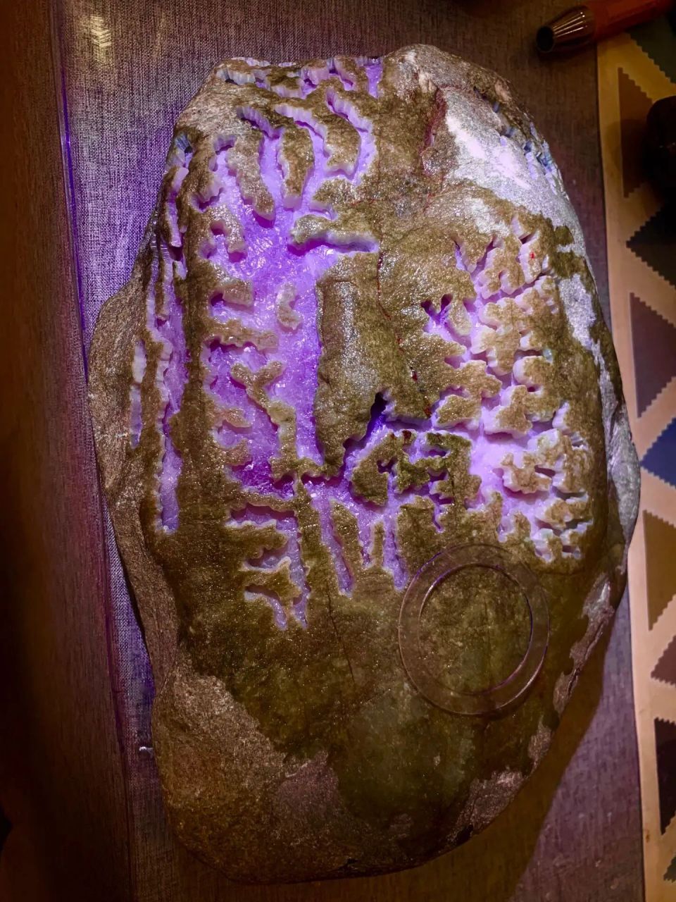 翡翠原石# #点击头像看直播# 水翻砂大个头紫罗兰手镯料,皮壳完整