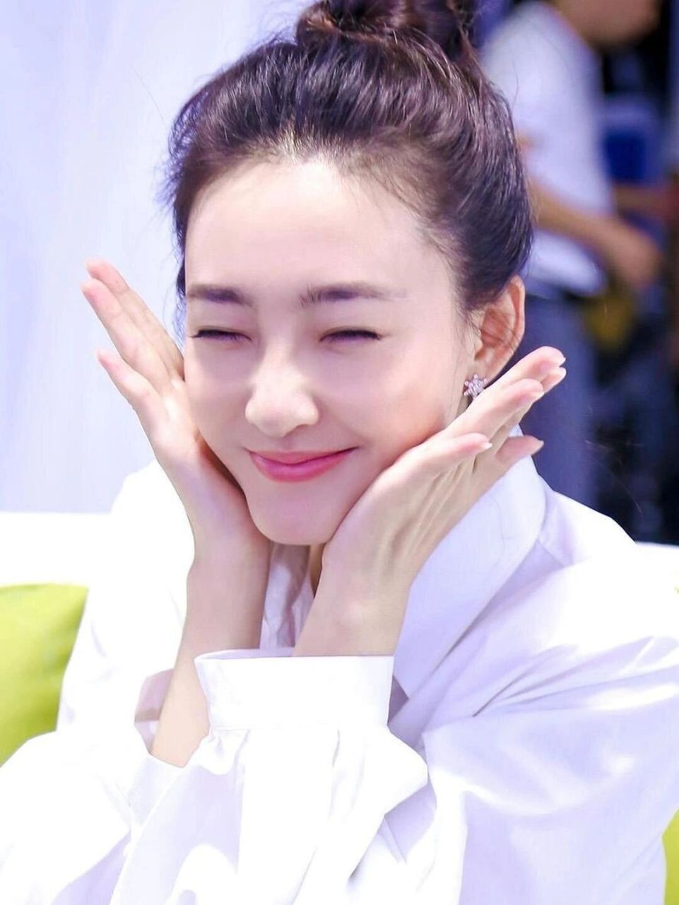 王丽坤也太美了吧,扎丸子头穿白衬衣,清新脱俗好养眼,动作表情俏皮有