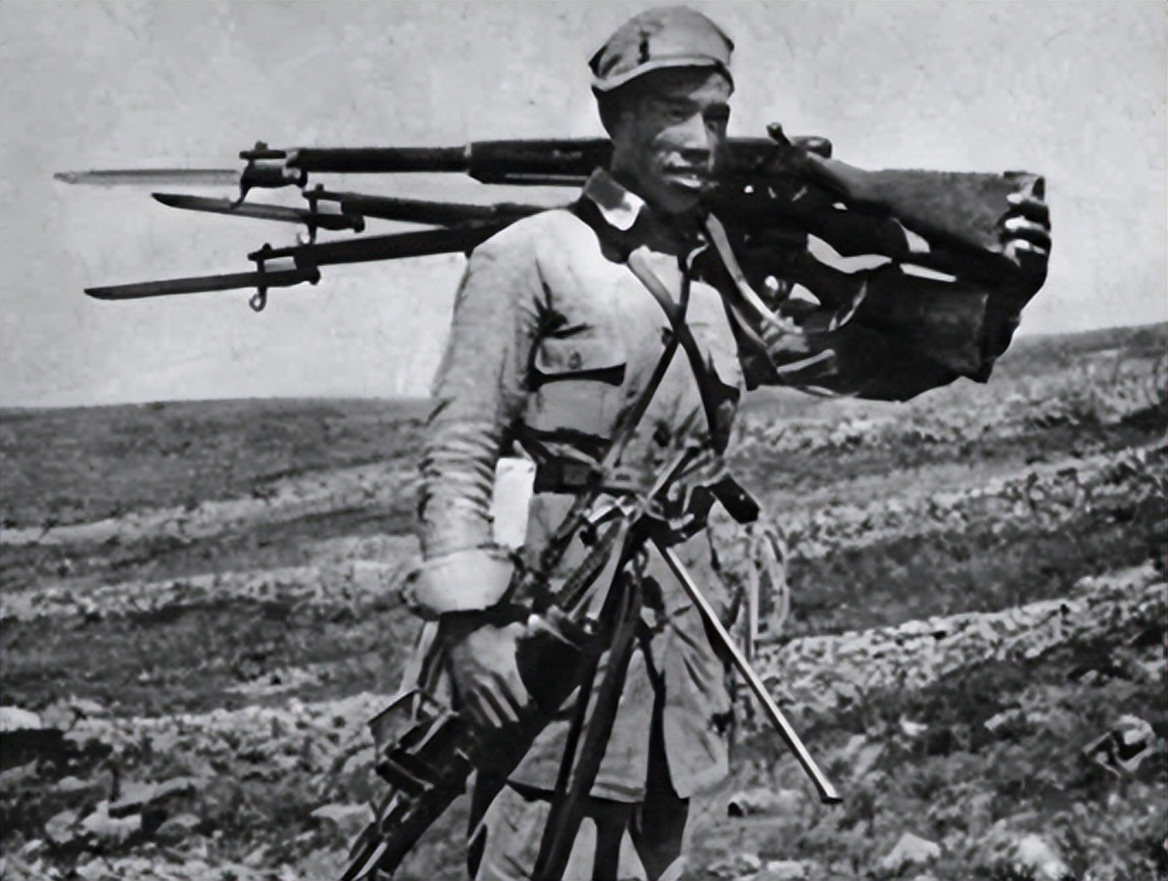 照片上这名八路军战士叫吕俊生,河北邢台人,他荣获八次一等战功,被誉