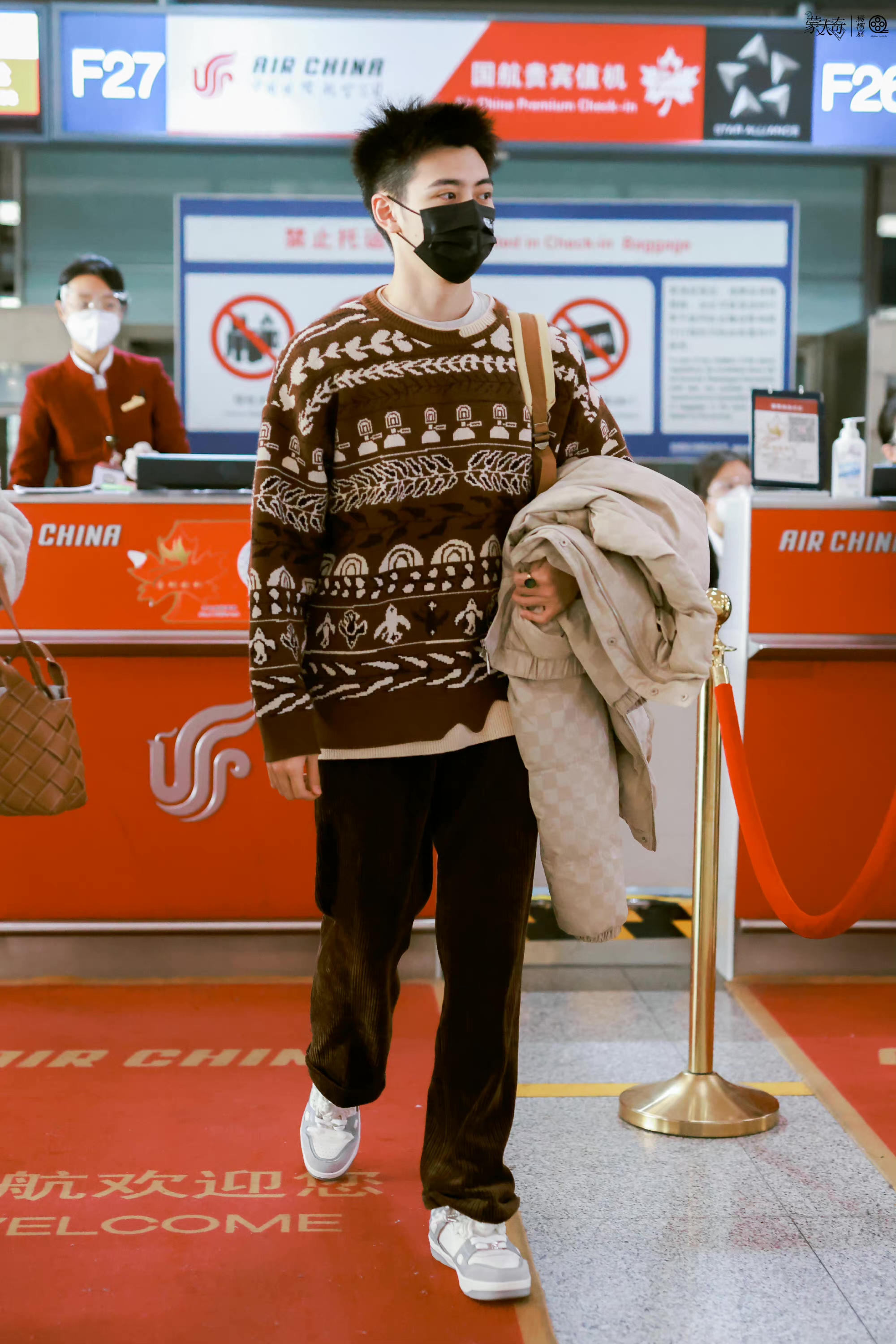 焉栩嘉今日份机场饭拍,毛衣 短发干练清爽