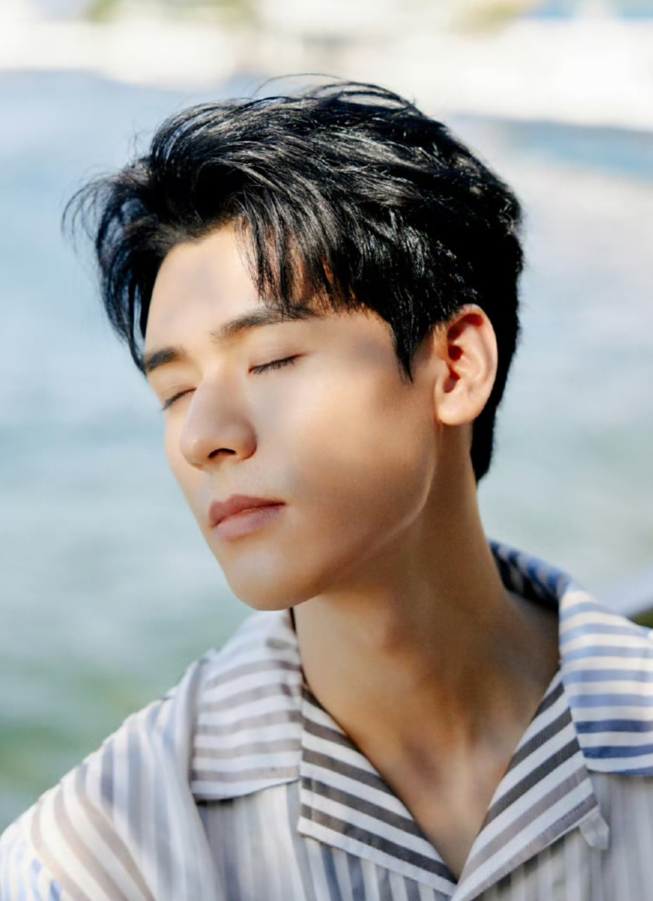 龚俊秋日湖景大片,长腿优势展现得淋漓尽致,又高又瘦的外形,把牛仔裤