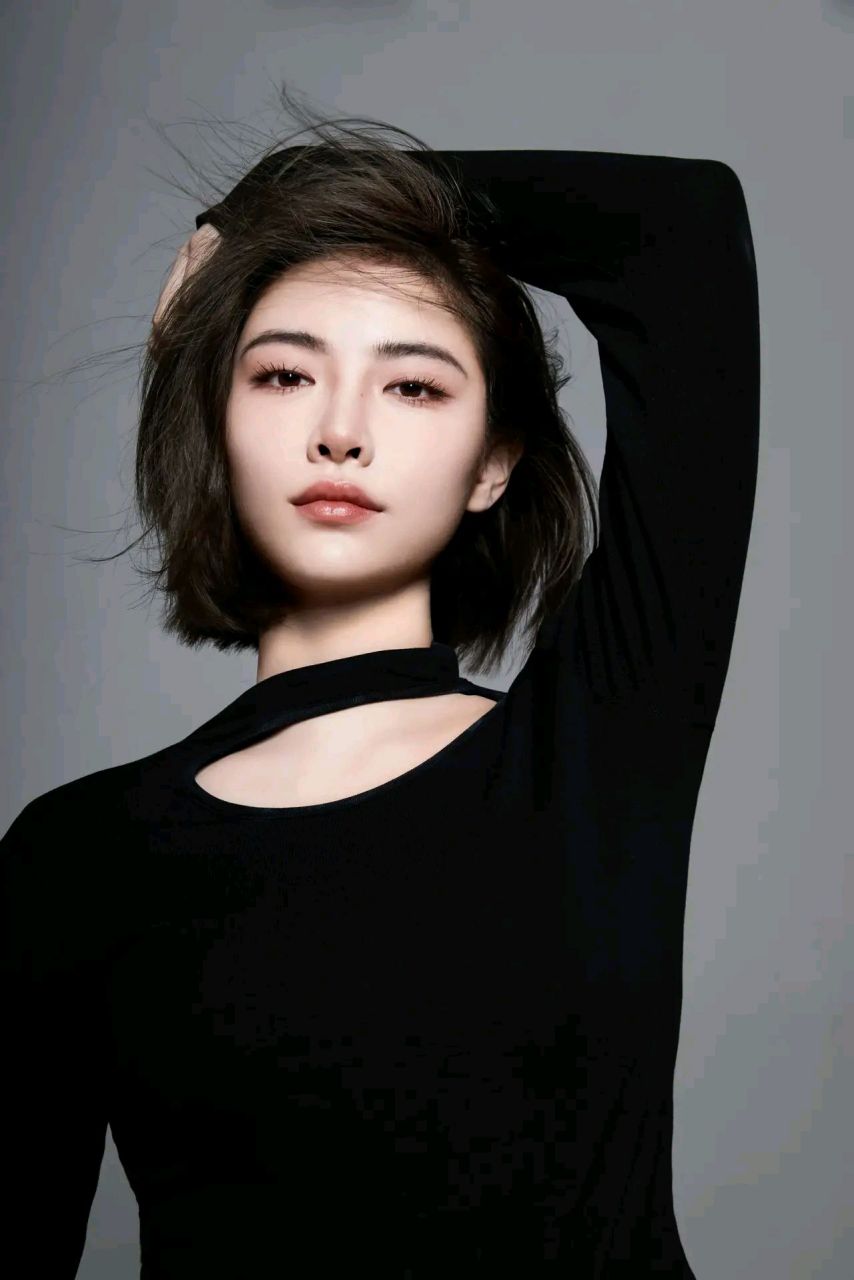 许佳琪黑色露肩打底衫,齐短发,妆容精致,烈焰红唇,美艳酷飒!