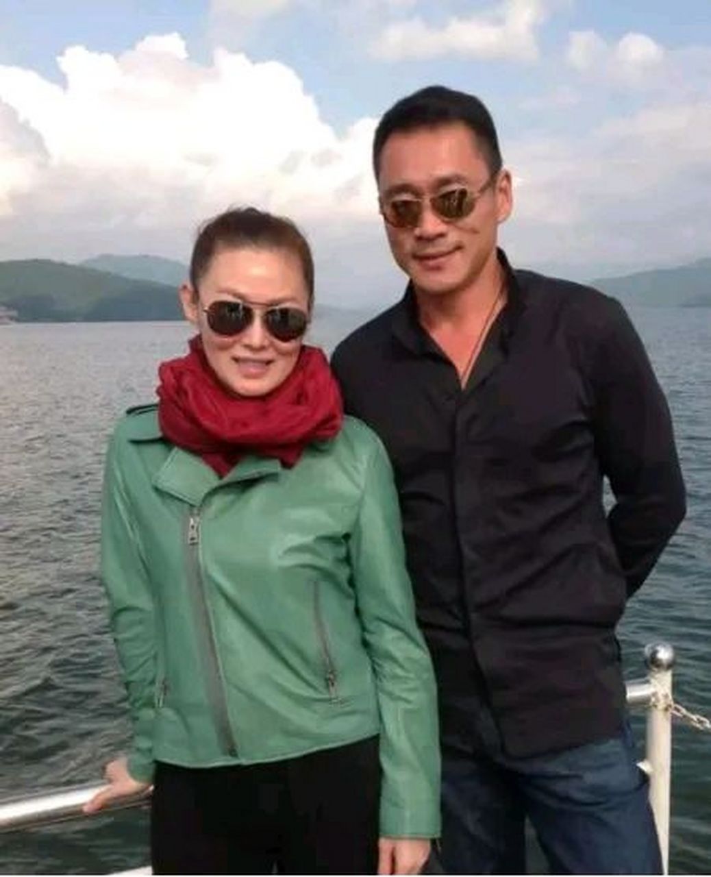 唐歌心如死灰,默默地收拾行李离开了.