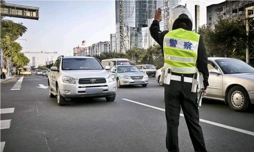 私家车超载20%不需要扣分吗?那么5座车乘坐6个人算是违反规定吗?