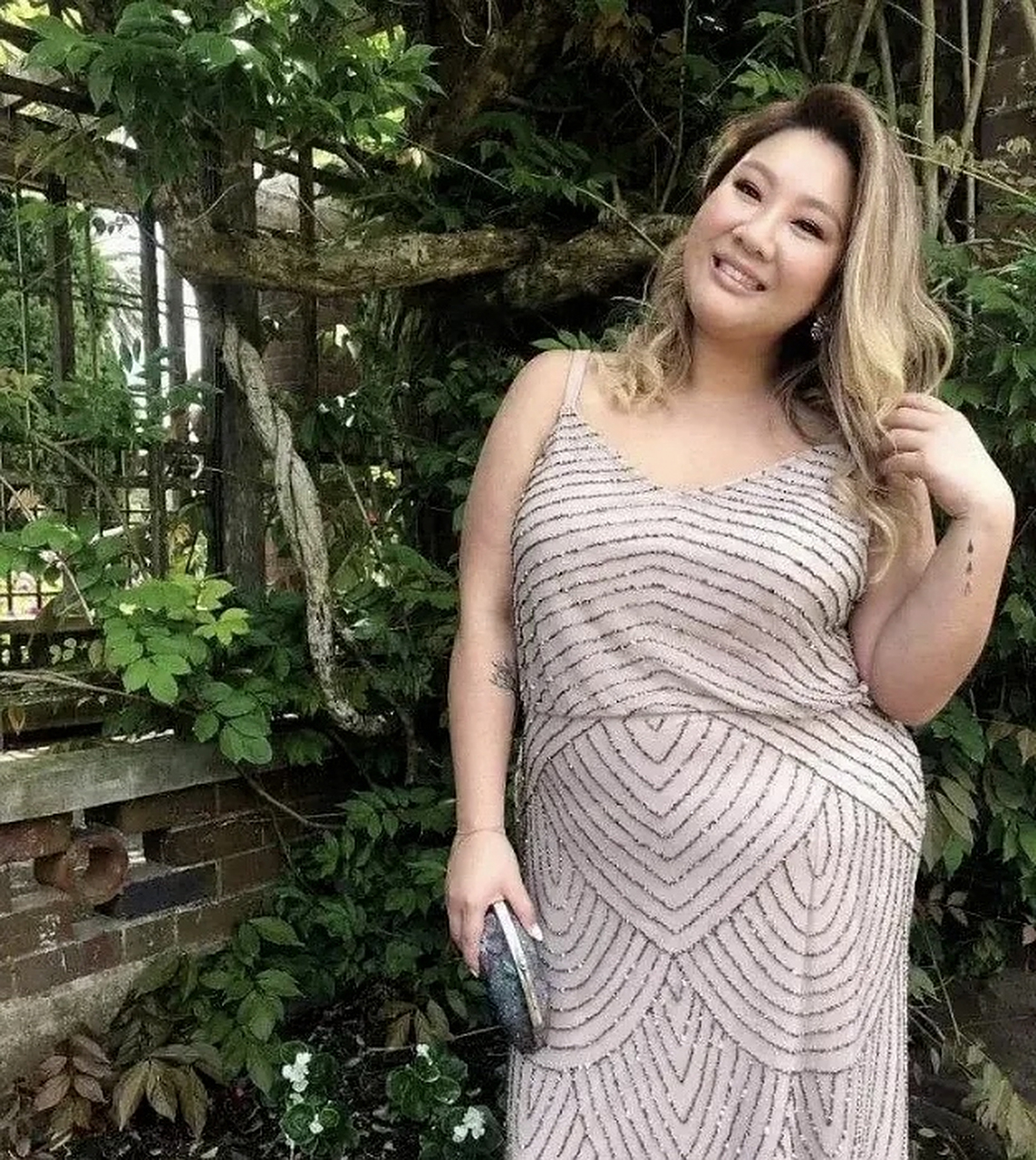 郑欣宜胖得坦荡,180斤穿横条纹上衣配皮裙意外好看,值得胖姑娘们学习