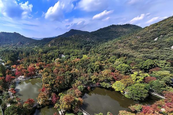 天平山,位于苏州市吴中区木渎镇,是太湖国家风景名胜区的核心景区之一