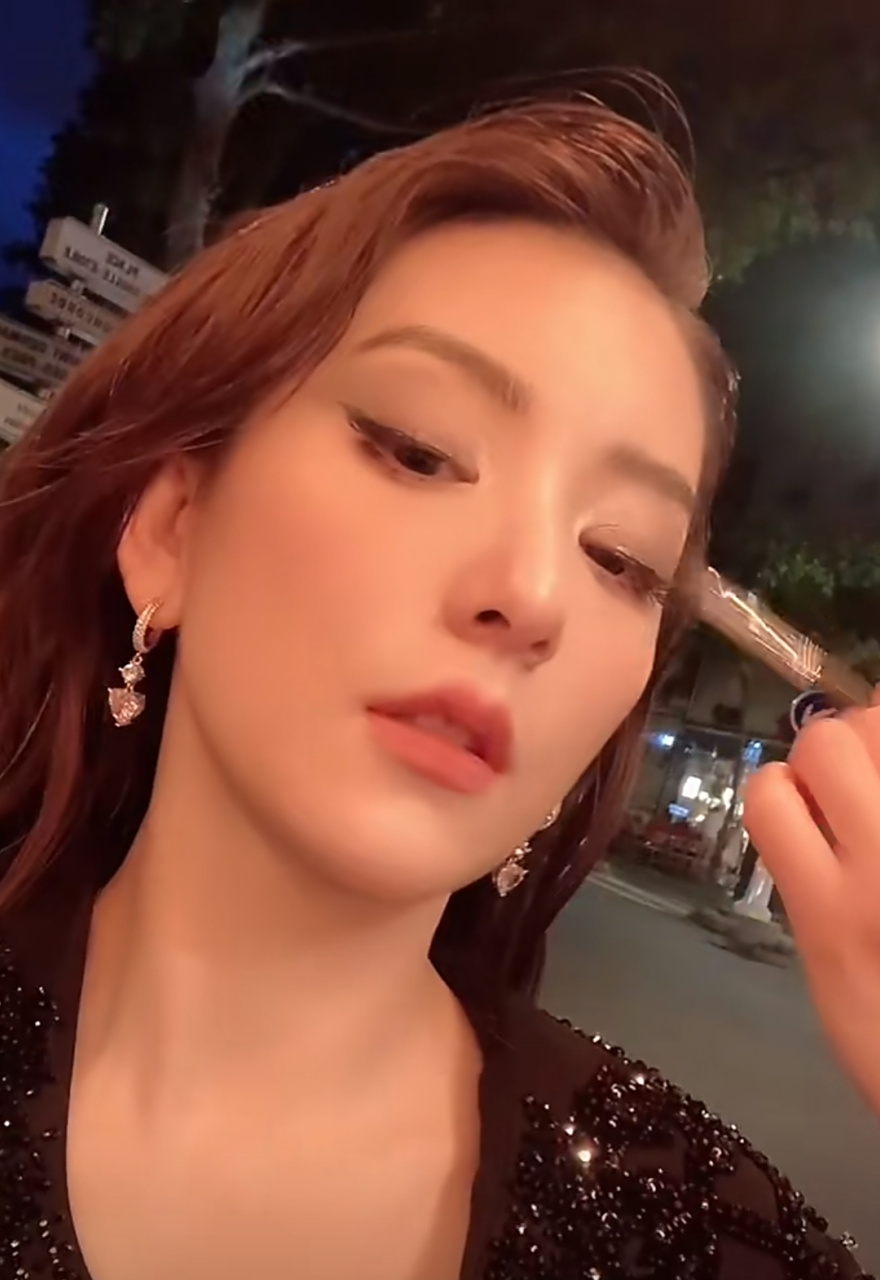 方媛一边化妆一边自拍,怼脸镜头才感受到她的五官有多精致,大眼睛高