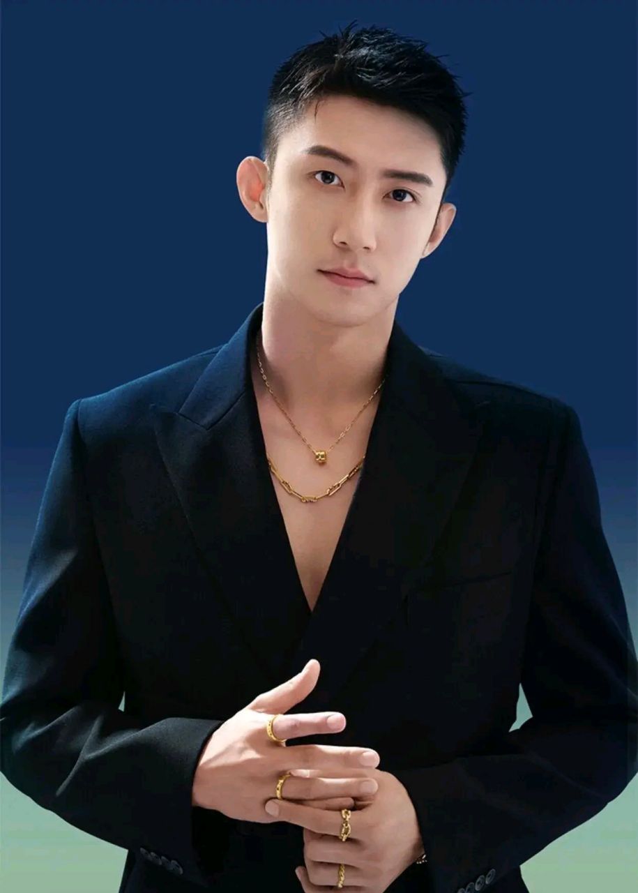 近日,有媒体拍到演员唐晓天谈恋爱,带女友去迪厅,细心的网友发现,在这