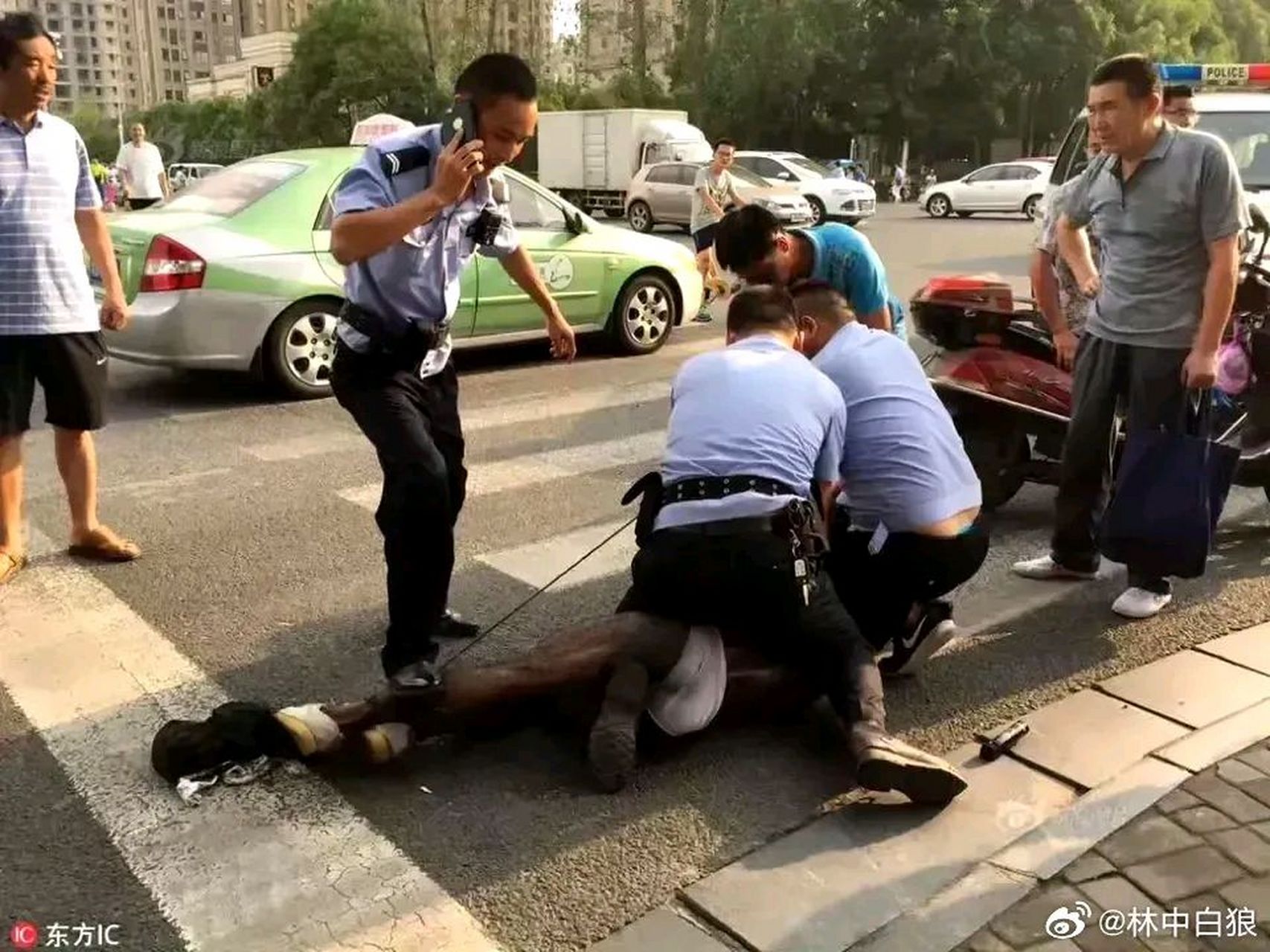 黑人在安徽调戏女性被抓,网友:在欧美清空弹夹  一名疑似外籍男子在