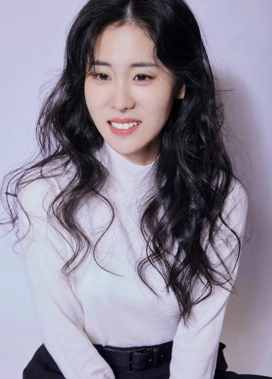 总得到张碧晨姐姐出最新一期超高清图片了,这套图片张碧晨以波浪形