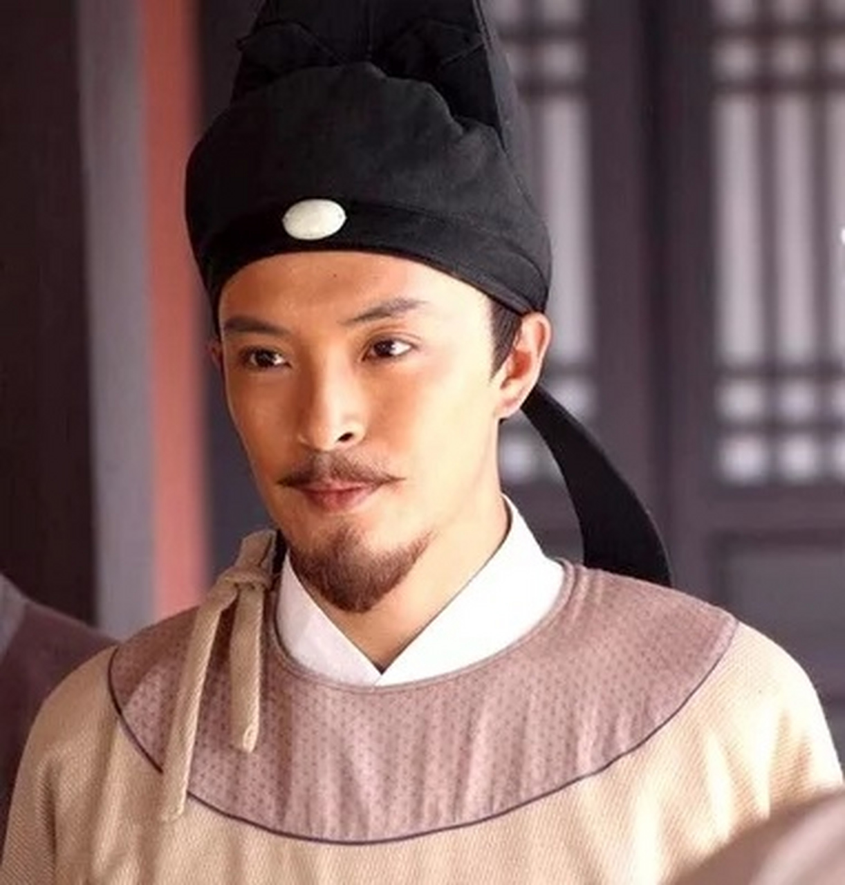 公元692年,来俊臣手拿皮鞭,即将要挥向62岁的狄仁杰时,狄仁杰立即服软