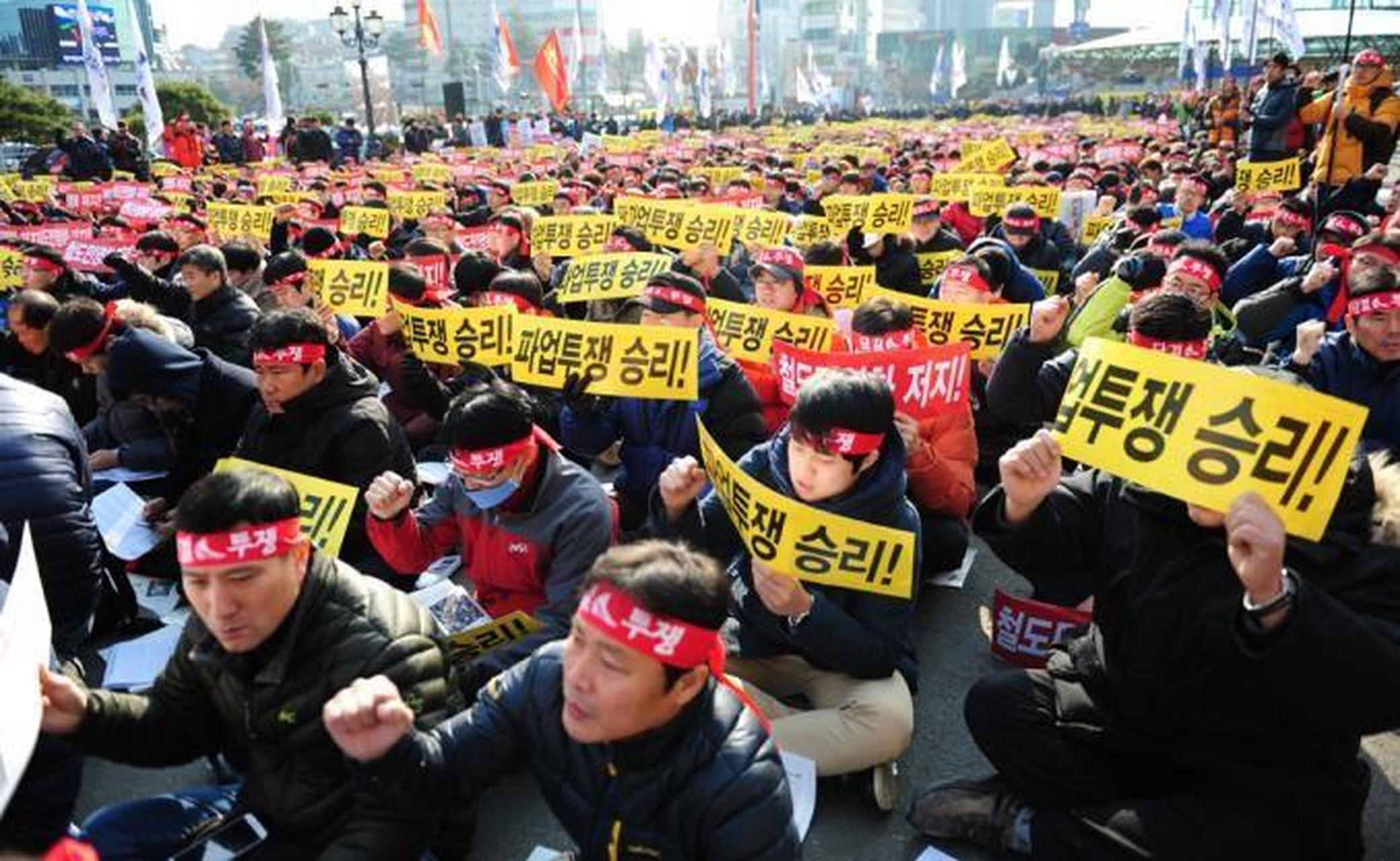 韩国总统尹锡悦的政治生涯面临终结:韩国总统尹锡悦因其一贯的媚日舐