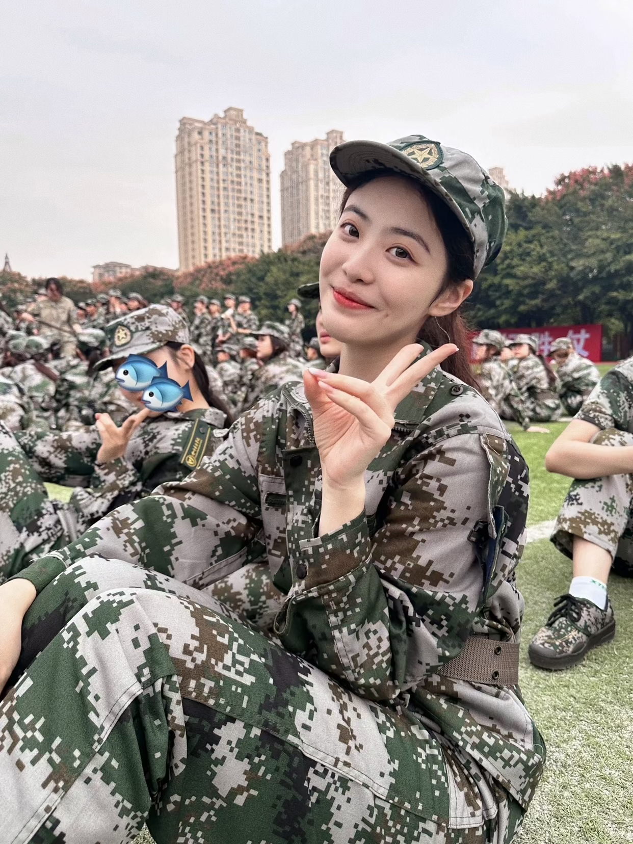 如果我军训时能遇到这么好看的女生可能军训就不会那么痛苦了