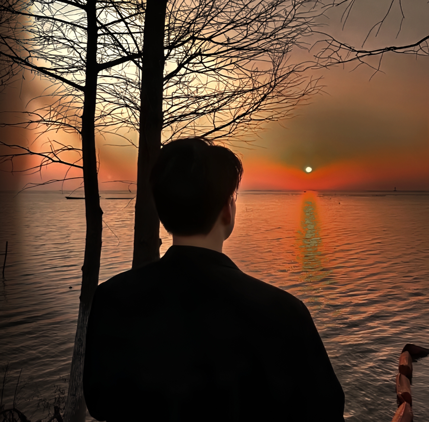 他能够承受孤独和寂寞,这种男人通常不是平凡的人,更不会在无聊邓人